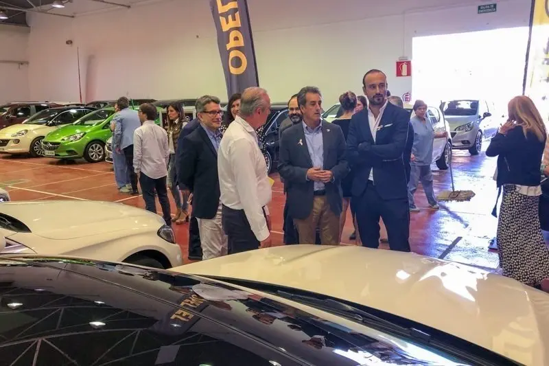 El consejero Francisco Mart&iacute;n en una visita a la Feria de Automoci&oacute;n. Archivo