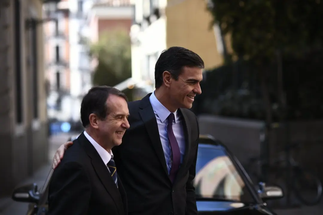 (I-D) El presidente de la FEMP, Abel Caballero y el presidente del Gobierno, Pedro S&aacute;nchez, a su llegada al acto por la entrega de la Llave de Oro del Municipalismo a la familia de Tom&aacute;s Rodr&iacute;guez Bola&ntilde;os, en reconocimiento a su labor en defensa de los va