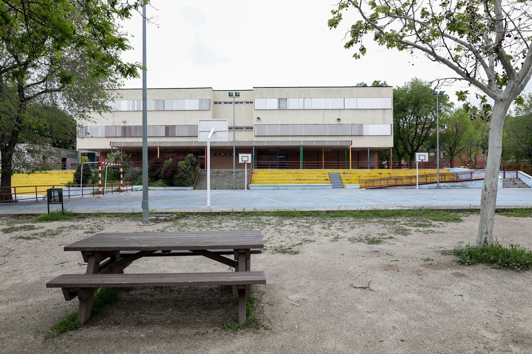 Patio de un colegio de Madrid cerrado por la pandemia del coronavirus.