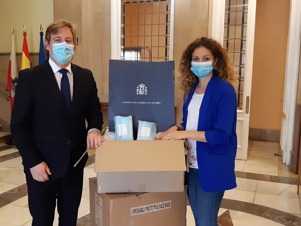 Delegada del Gobierno, Ainoa Qui&ntilde;ones, entrega mascarillas a presidente de la FMC, Pablo Diestro