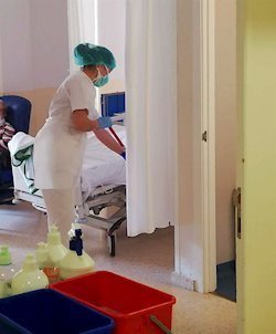 Imagen de archivo de una limpiadora trabajando en un hospital.