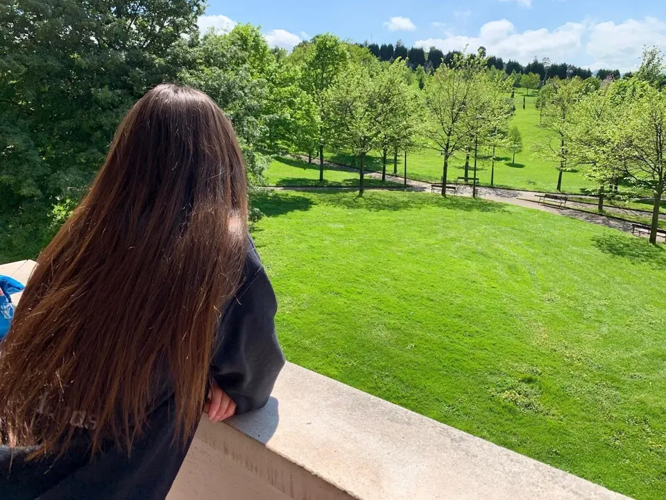 Adolescente en confinamiento ppor el COVID-19.