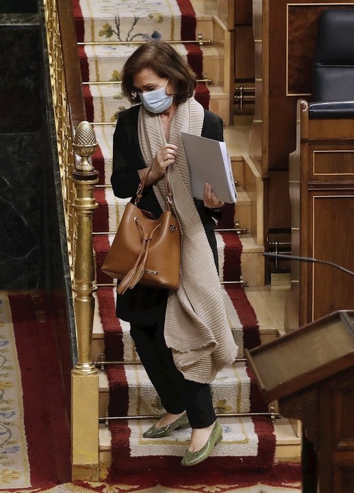 La vicepresidenta primera del Gobierno, Carmen Calvo, sale del hemiciclo durante el pleno del Congreso este miércoles donde se autorizará otra prórroga del estado de alarma solicitada por el Gobierno, en Madrid (España), a 6 de mayo de 2020.
