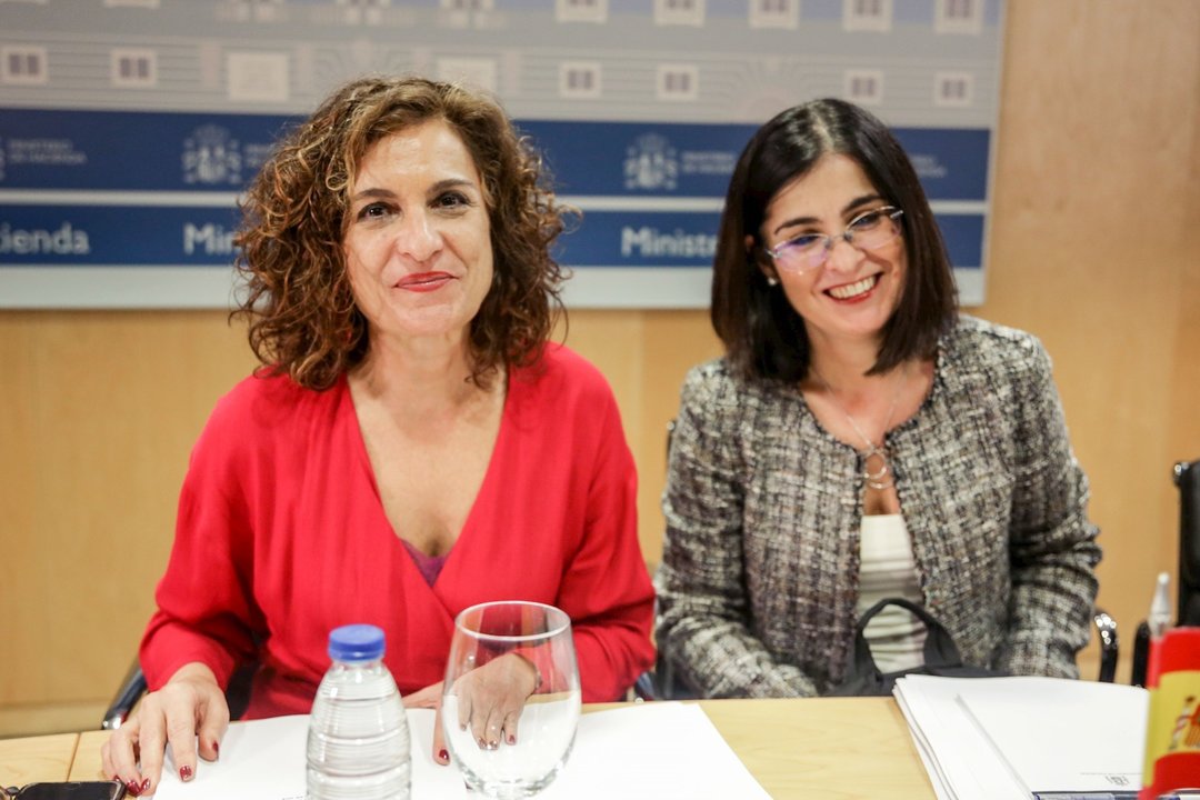 (I-D) La ministra de Hacienda, María Jesús Montero, y la ministra de Política Territorial y Función Pública, Carolina Darias, en el último Consejo de Política Fiscal y Financiera.