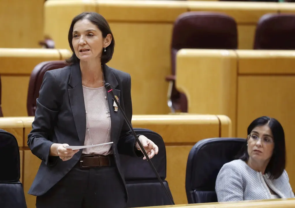La ministra de Turismo, Reyes Maroto (i) interviene este martes en la sesi&oacute;n de control al Gobierno en el Senado, en Madrid (Espa&ntilde;a), a 5 de mayo de 2020.
