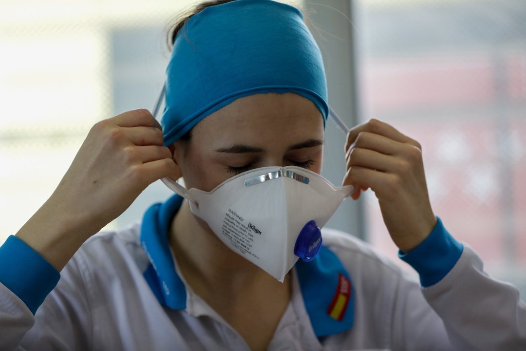 La enfermera del SUMMA Raquel Lafuente descansa en las instalaciones del Servicio de Urgencia Médica (SUMMA 112) durante un día de trabajo en el estado de alarma decretado por el Gobierno por el coronavirus. En Madrid (España) a 26 de abril de 2020.