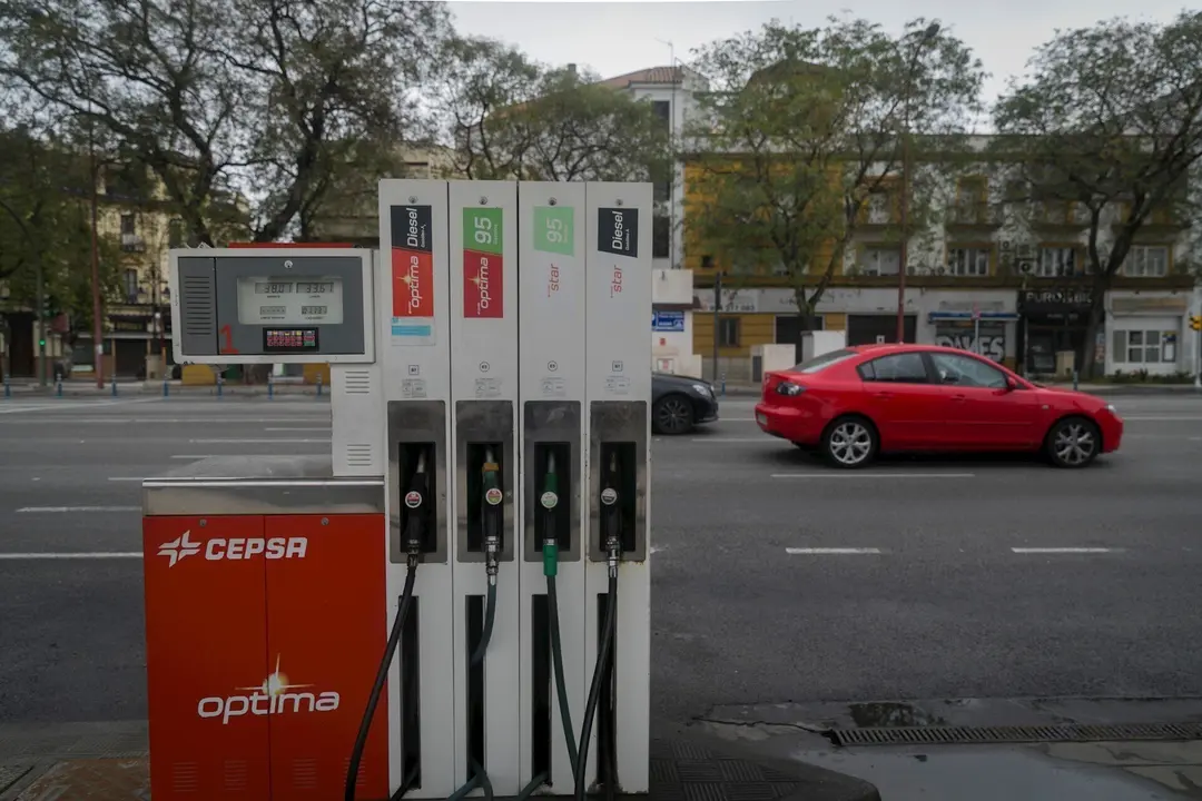 Gasolinera vac&iacute;a debido al desplome del consumo de gasolinas durante el confinamiento en el estado de alarma por coronavirus, Covid-19. En Sevilla (Andaluc&iacute;a, Espa&ntilde;a), a 06 de abril de 2020.