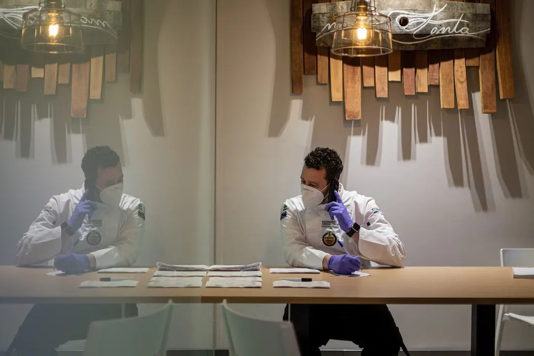 Un cocinero organiza los pedidos en un restaurante en Vitoria/Pa&iacute;s Vasco (Espa&ntilde;a) a 3 de mayo de 2020.