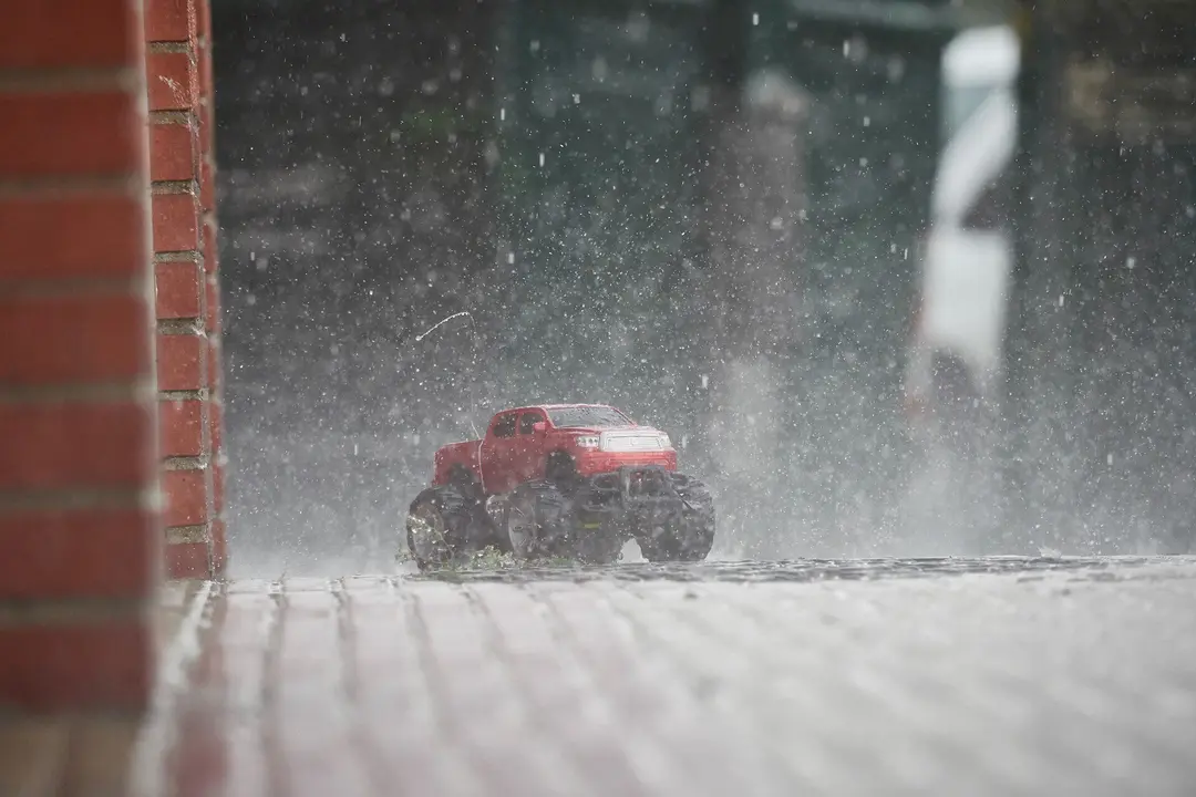 Un coche de juguete abandonado bajo la tormenta de Pamplona durante el Estado de Alarma decretado por el Gobierno de Espa&ntilde;a con motivo del coronavirus COVID-19. En Pamplona, Navarra, Espa&ntilde;a, a 25 de abril de 2020.