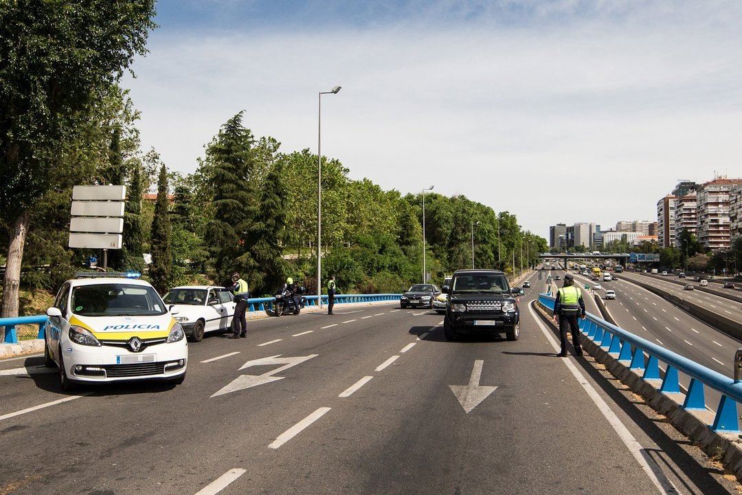 Agentes de la Policía Municipal de Madrid en un control policial en una de las salidas de la autopista de la M-30 durante el segundo día de Fase 0 de la desescalada