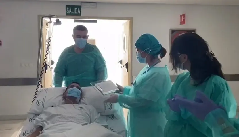 Un paciente de covid-19 sale de la UCI en el Hospital La Inmaculada (Almer&iacute;a) y entrega una placa a los sanitarios