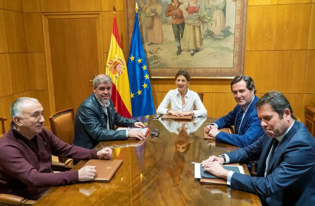 La ministra de Trabajo y Econom&iacute;a Social, Yolanda D&iacute;az; los secretarios generales de UGT y CCOO, Pepe &Aacute;lvarez y Unai Sordo; el presidente de CEOE, Antonio Garamendi, y el presidente de Cepyme, Gerardo Cuerva, en una imagen de archivo