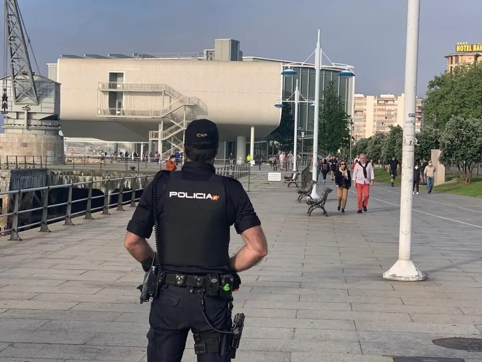 Poliv&iacute;a nacional de vigilancia en Santander