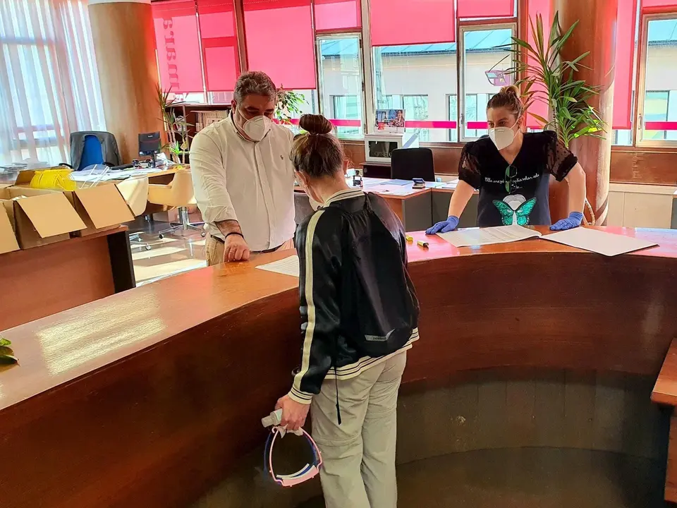 Reparto de m&aacute;scaras en la C&aacute;mara de Comercio