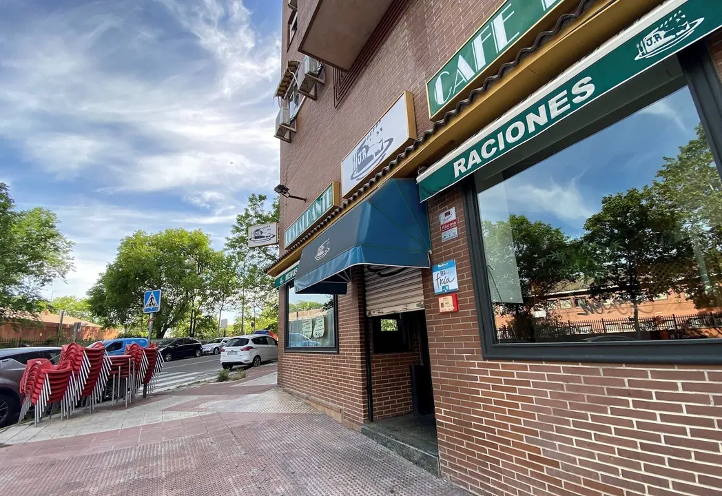 Sillas y mesas apiladas en la terraza cerrada del bar en el d&iacute;a 53 del estado de alarma -dentro de la fase 0 de la desescalada-, que podr&iacute;an volver a instalarse a partir del d&iacute;a 11 de mayo, siempre y cuando la localidad pase a la fase 1 de la desescalada