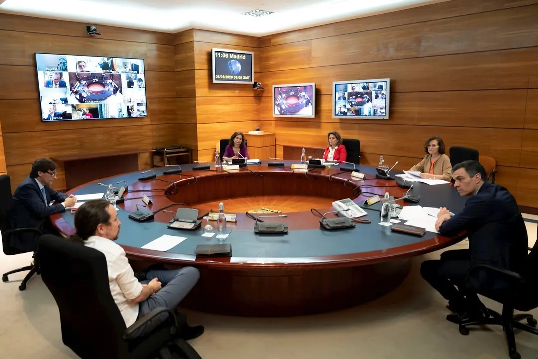 El presidente del Gobierno, Pedro S&aacute;nchez, el vicepresidente Pablo Iglesias, el ministro de Sanidad, Salvador Illa, las vicepresidentas Carmen Calvo y Nadia Calvi&ntilde;o y la ministra de Hacienda, Maria Jes&uacute;s Montero, en el Consejo de Ministros 