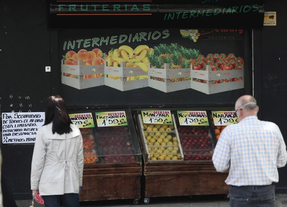 Clientes realizan la compra en una fruter&iacute;a de la capital, durante el tercer d&iacute;a de desconfinamiento para adultos por franjas horarias. En Madrid, (Espa&ntilde;a), a 5 de mayo de 2020.