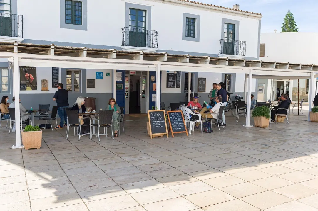 Clientes en la terraza del Bar del Centro. Formentera empieza este lunes, 4 de mayo, la fase 1 del plan de desescalada que ha elaborado el Gobierno de Espa&ntilde;a. Esta fase permitir&aacute; a los habitantes de esta isla celebrar reuniones de hasta un m&aacute;ximo de diez 