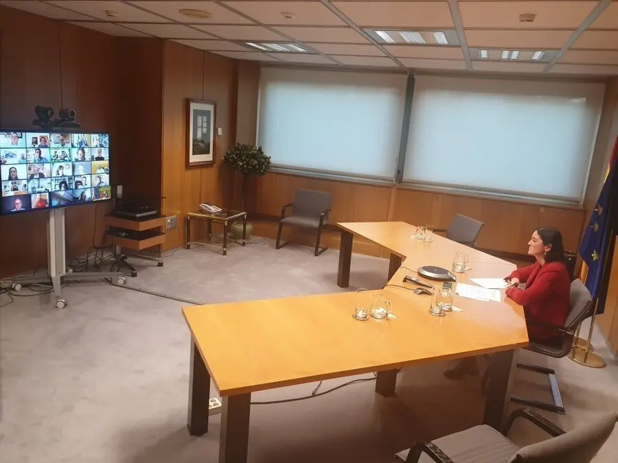 El presidente de la FEMP y alcalde de Vigo, Abel Caballero, se ha reunido este viernes con la titular del Ministerio de Industria, Turismo y Comercio, Reyes Maroto, para abordar la recuperaci&oacute;n del turismo y el comercio