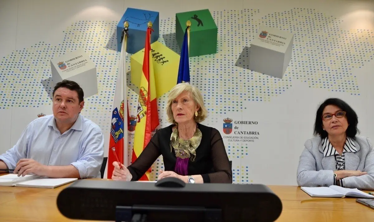 La consejera de Turismo, Marina Lomb&oacute; (centro), el director de CANTUR, Bernardo Colsa (izda) y la directora general de Turismo, Eva Bartolom&eacute; (derecha)