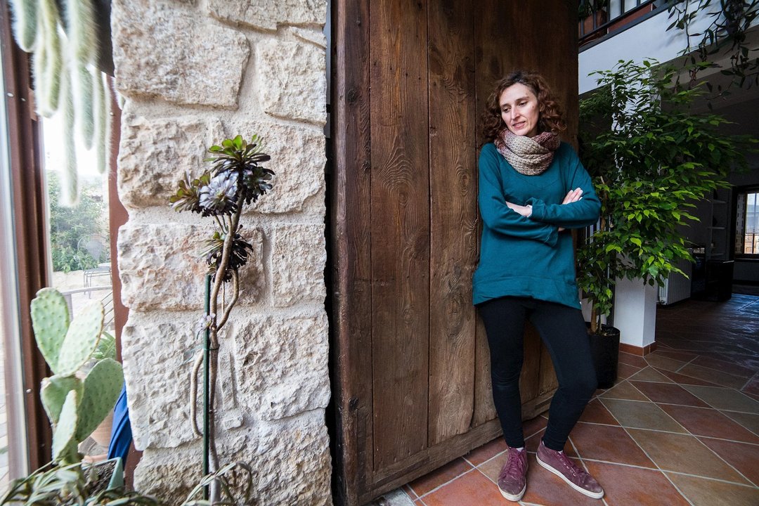 Iris, propietaria de una casa rural en Patones, posa ante su casa sin huéspedes durante a Pandemia Covid-19  en Abril 30, 2020 en Patones, Madrid, España