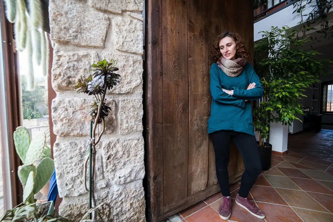 Iris, propietaria de una casa rural en Patones, posa ante su casa sin hu&eacute;spedes durante a Pandemia Covid-19  en Abril 30, 2020 en Patones, Madrid, Espa&ntilde;a