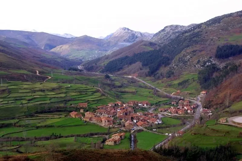 VISTA DEL PUEBLO DE CARMONA, EN EL MUNICIPIO DE CABUERNIGA.
NACHO ROMERO&copy; 31 DIC 02