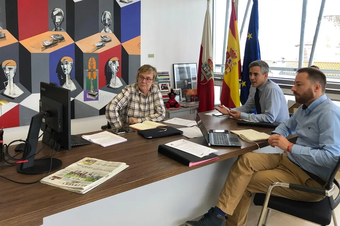 El vicepresidente de Cantabria, Pablo Zuloaga (centro), y miembros de su equipo durante la reuni&oacute;n telem&aacute;tica con la Asociaci&oacute;n de Hosteler&iacute;a