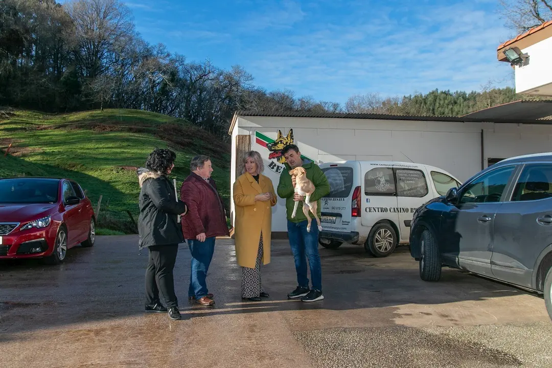 La alcaldesa de Polanco, Rosa D&iacute;az, visita las instalaciones de la empresa que prestar&aacute; el servicio de recogida de animales