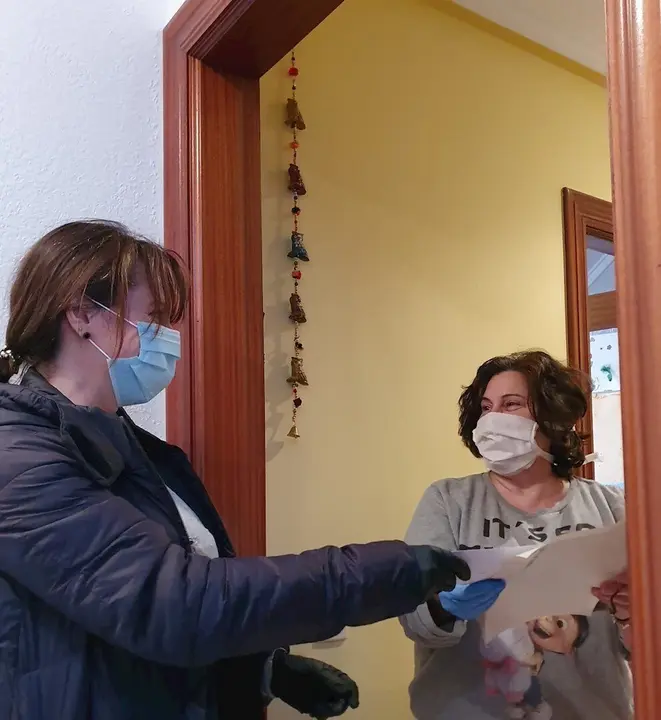 Reparto de material escolar en Noja