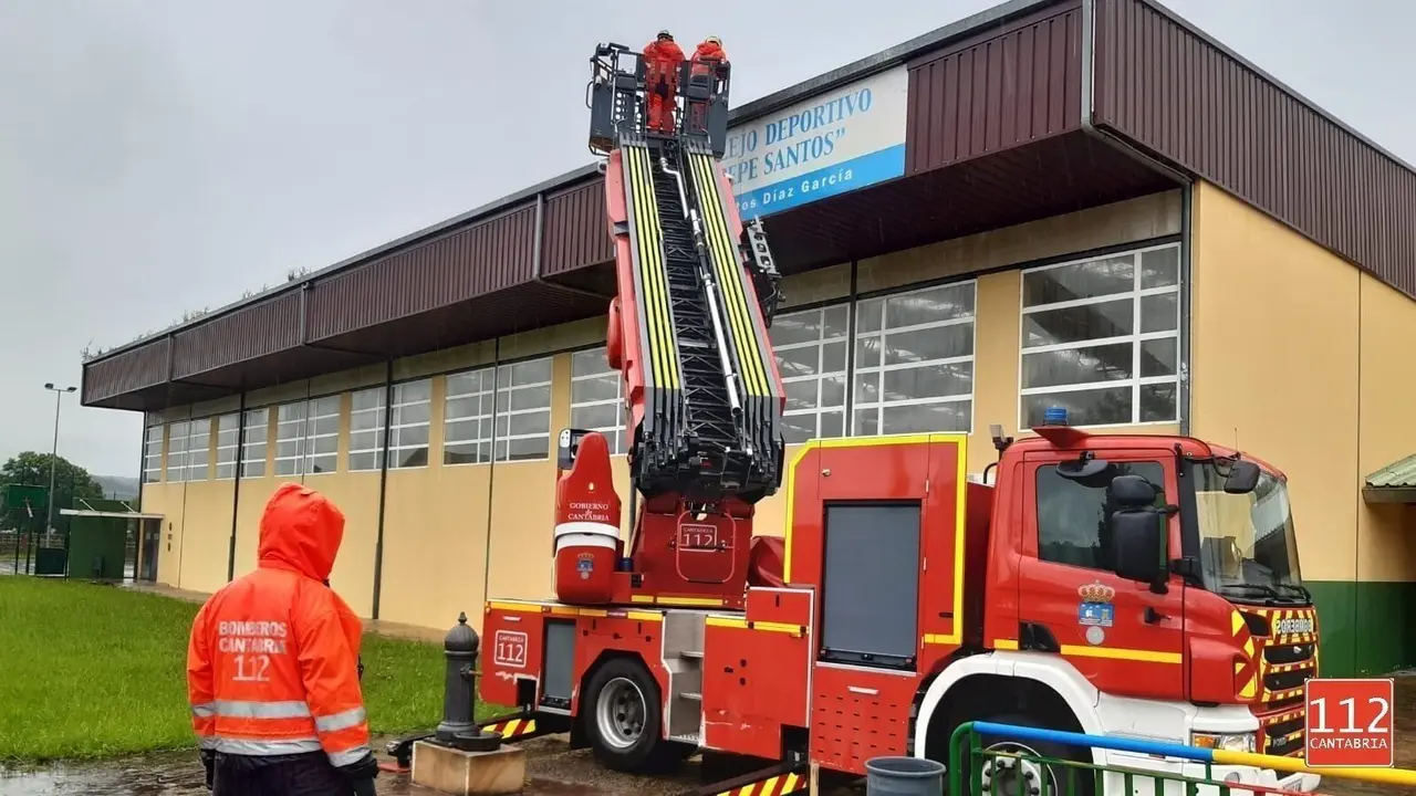 Bomberos del 112 en el pabell&oacute;n del colegio de Ibio (Mazcuerras)