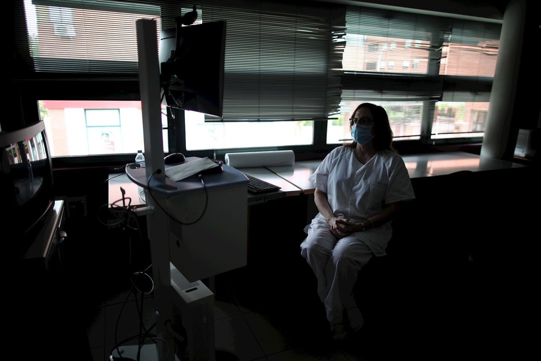 Una sanitaria del Centro de Salud García Noblejas durante su jornada laboral en en la pandemia del coronavirus, en Madrid (España) a 7 de mayo de 2020.