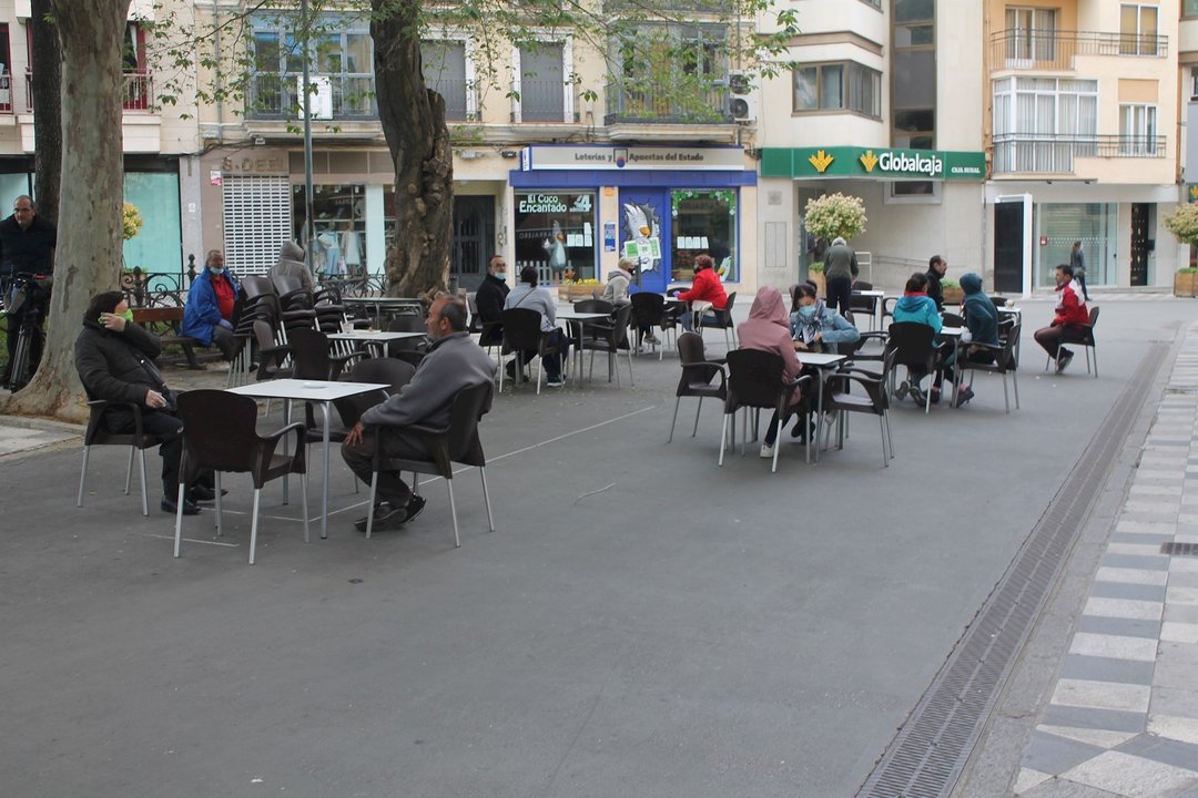 La calle Carretería de Cuenca estrena fase 1 recobrando el pulso con dos terrazas y comercios abiertos