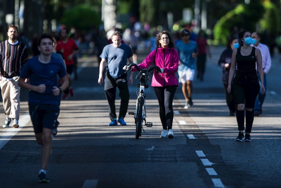 Personas paseando y haciendo deporte en Madrid, (España), a 9 de mayo de 2020.