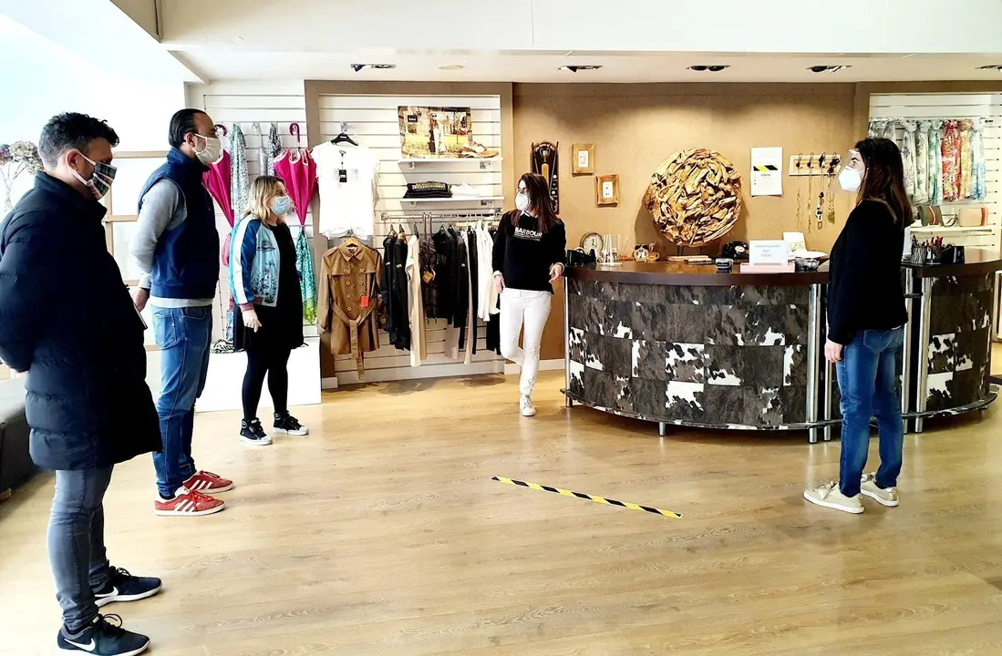 Visita del alcalde de Torrelavega y los concejales a un comercio de la ciudad