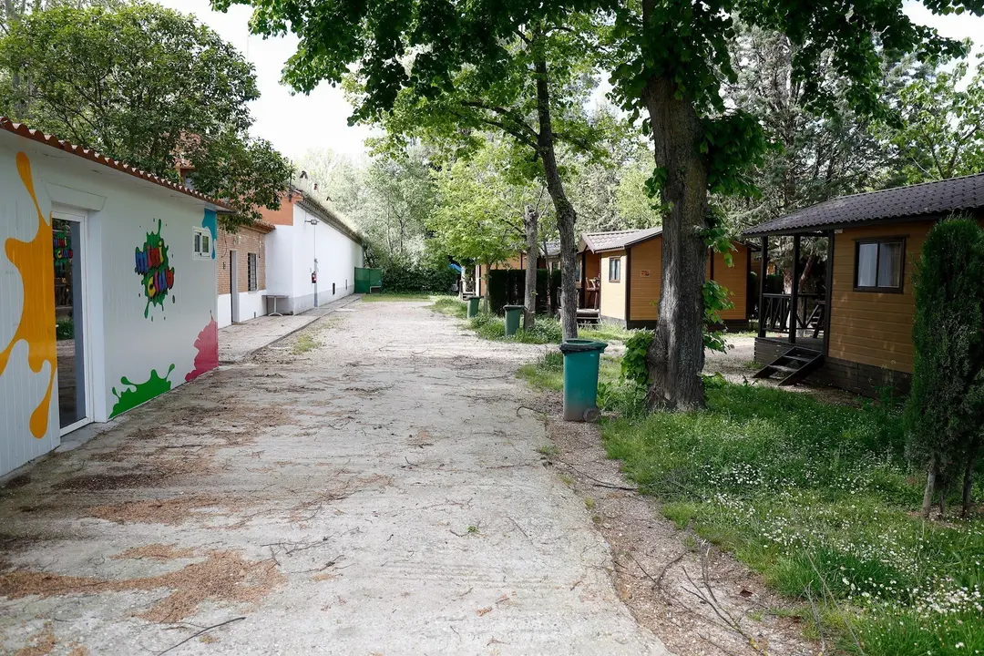 Entrada al Mini Club y varios bungalows del Camping Internacional de Aranjuez