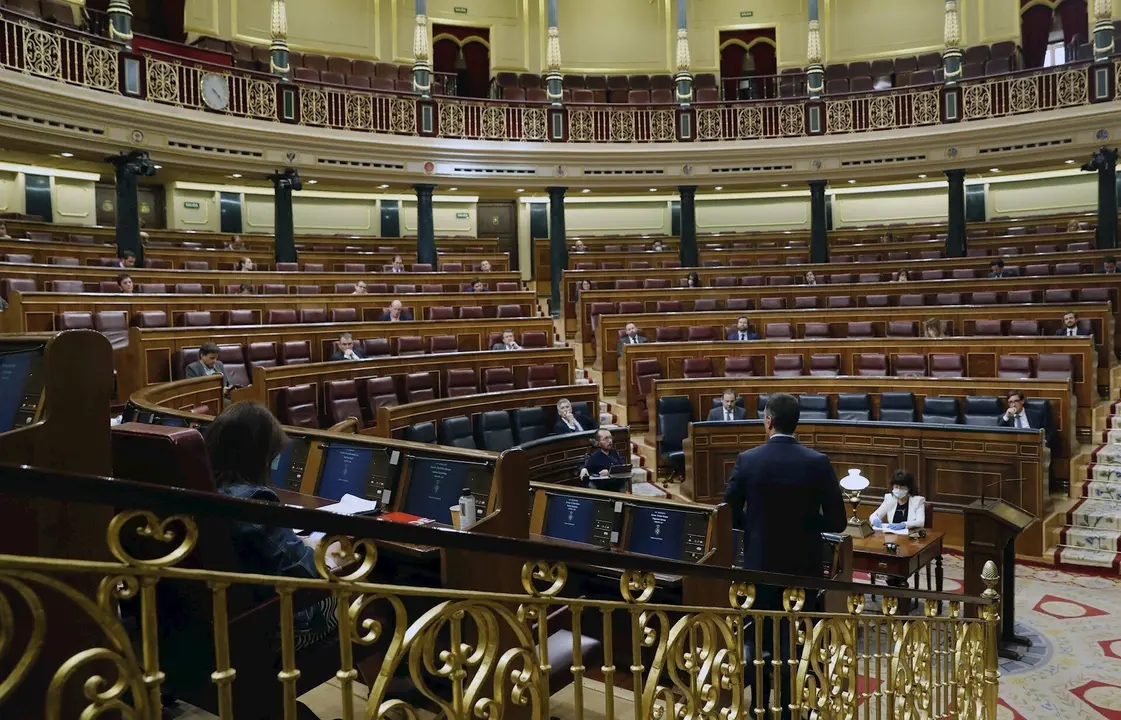 El presidente del Gobierno, Pedro S&aacute;nchez, interviene desde su esca&ntilde;o durante el pleno del Congreso este mi&eacute;rcoles donde se autorizar&aacute; otra pr&oacute;rroga del estado de alarma solicitada por el Gobierno, en Madrid (Espa&ntilde;a), a 6 de mayo de 2020.