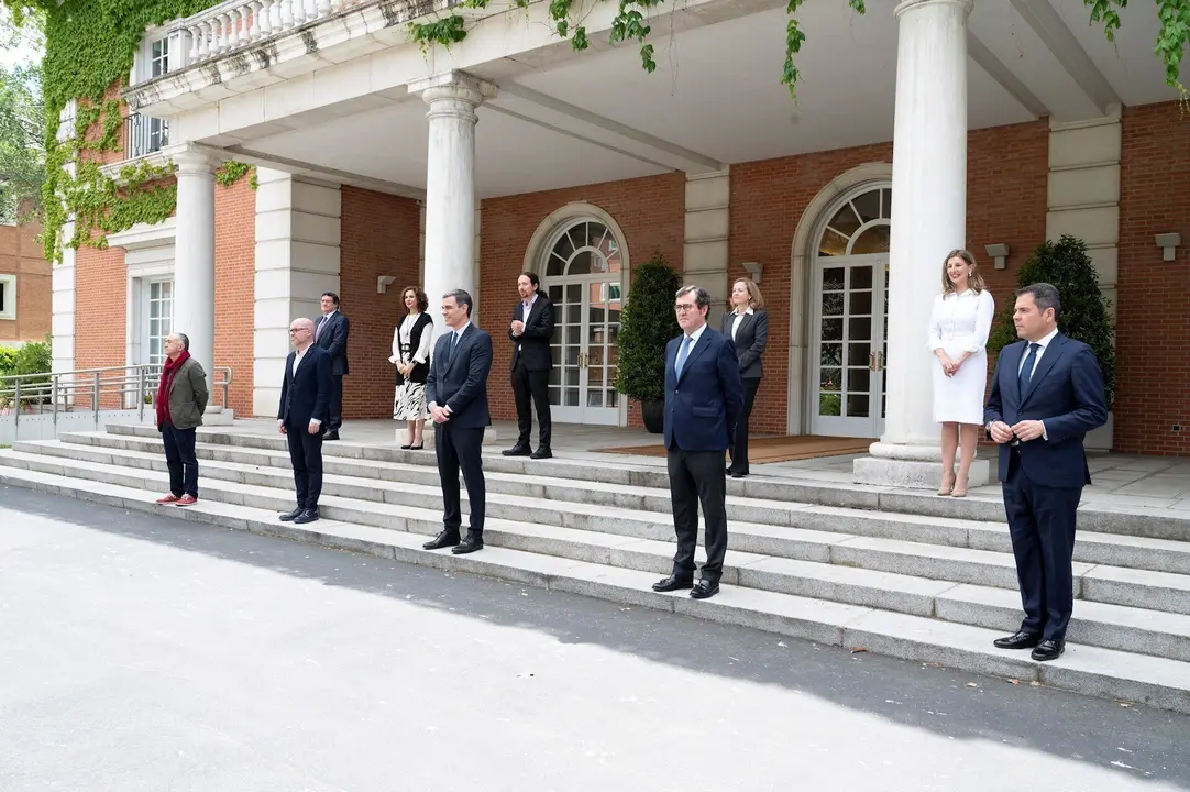 El secretario general de UGT, Pepe &Aacute;lvarez; el secretario general de CCOO, Unai Sordo; el presidente del Gobierno, Pedro S&aacute;nchez; el presidente de la CEOE, Antonio Garamendi; y el presidente de CEPYME, Gerardo Cuerva, junto con otros ministros.
