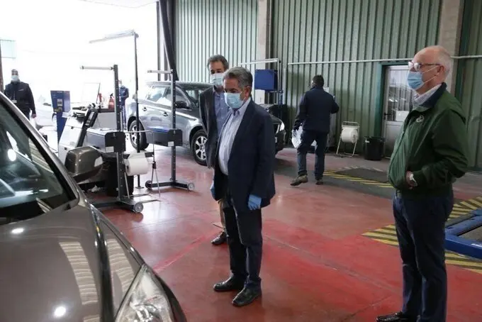 Revilla visita una estaci&oacute;n de ITV que reanuda su actividad