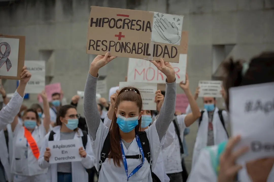 Una sanitaria sostiene un cartel que pide "Menos hipocres&iacute;a y m&aacute;s responsabilidad" durante la concentraci&oacute;n de sanitarios en el D&iacute;a Internacional de la Enfermer&iacute;a a las puertas del Hospital Vall d'Hebron. En Barcelona (Espa&ntilde;a), a 12 de mayo de 2020.