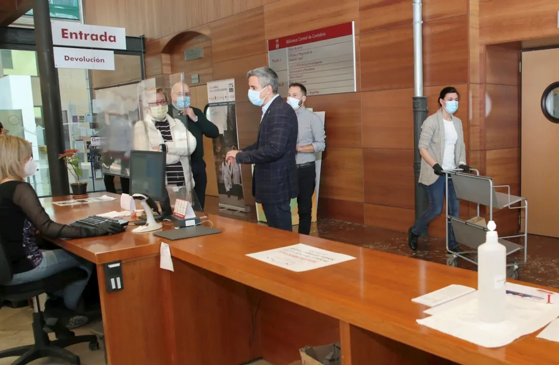 Pablo Zuloaga en su visita a la Biblioteca Central