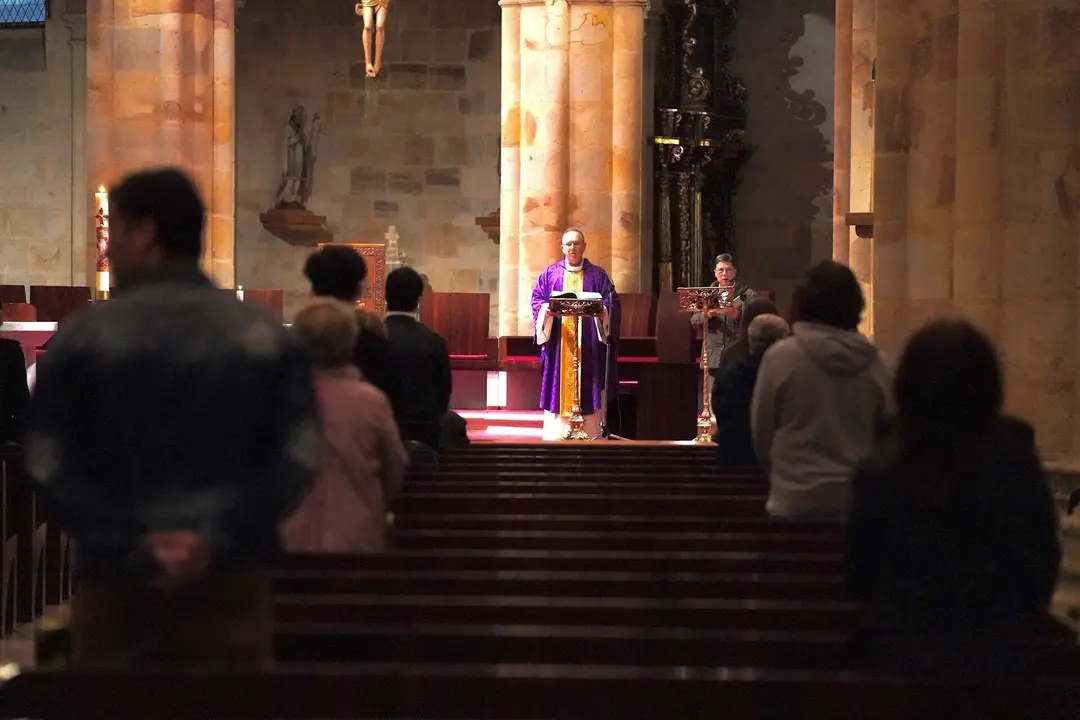 Celebraci&oacute;n de una misa funeral durante el desconfinamiento por el estado de alarma