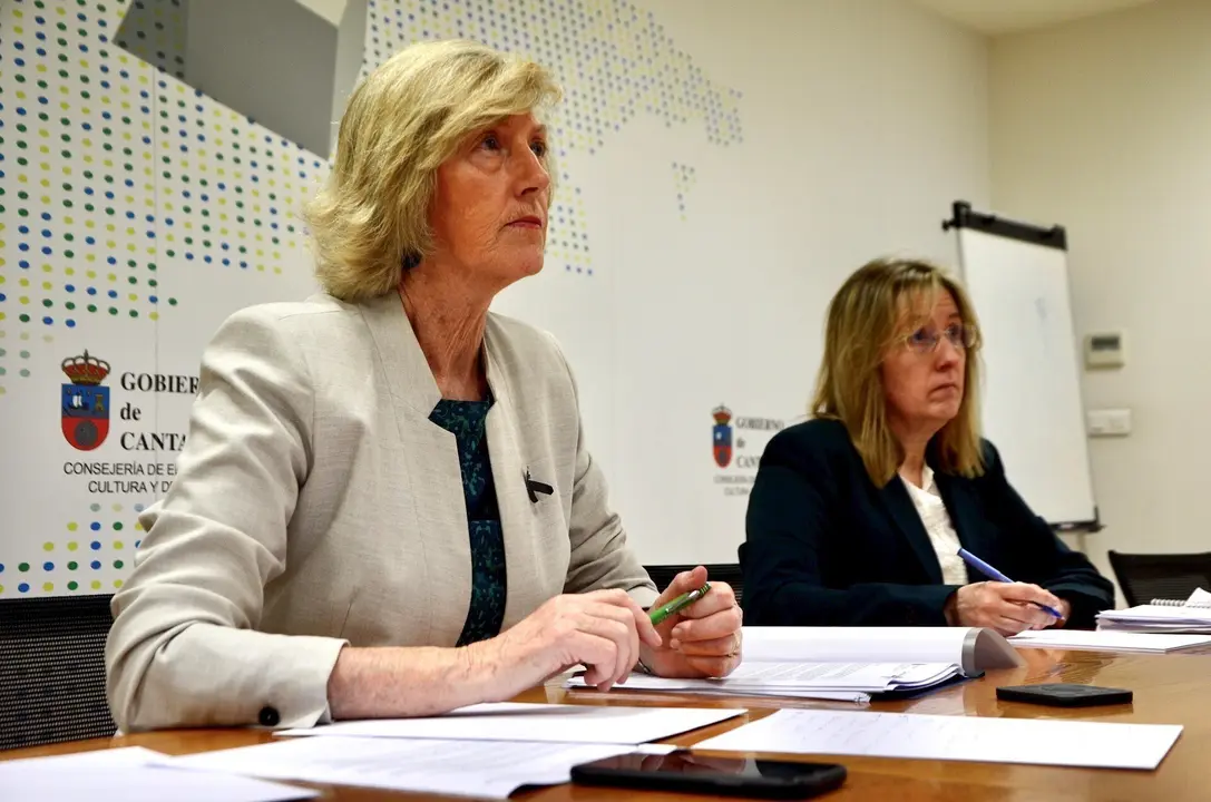 La consejera de Educaci&oacute;n, Marina Lomb&oacute;, en la reuni&oacute;n con directores