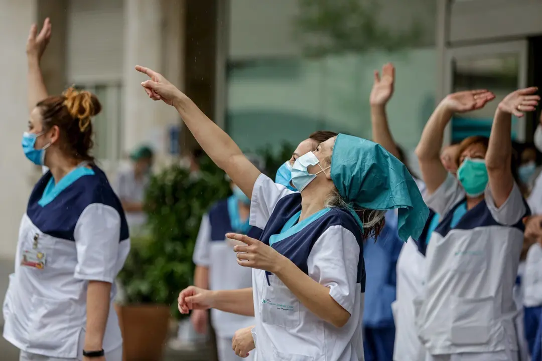 Sanitarios aplauden en la Fundaci&oacute;n Jim&eacute;nez D&iacute;az de Madrid el 7 de abril de 2020.