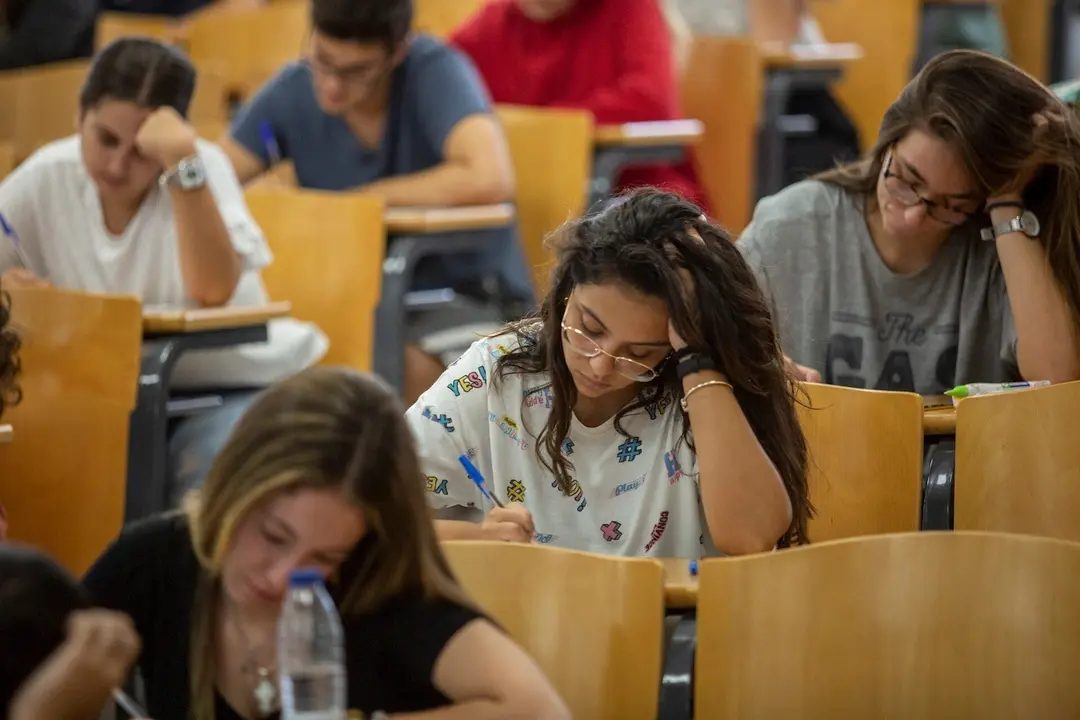 Estudiantes realizan el pasado septiembre la prueba de acceso a la universidad en Sevilla.