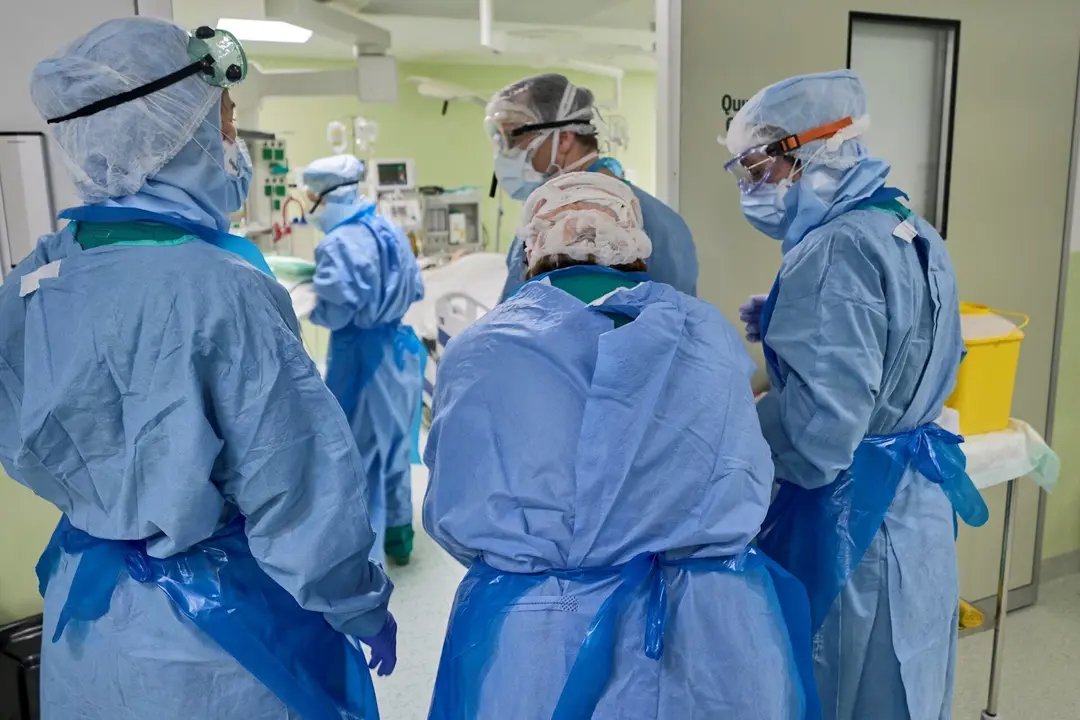 Enfermeros en su jornada laboral en el D&iacute;a Internacional de la Enfermer&iacute;a en uno de los centros de Barcelona HM Hospitales en el que trabajan durante la crisis sanitaria del Covid-19, en Barcelona/Catalunya (Espa&ntilde;a) a 12 de mayo de 2020.