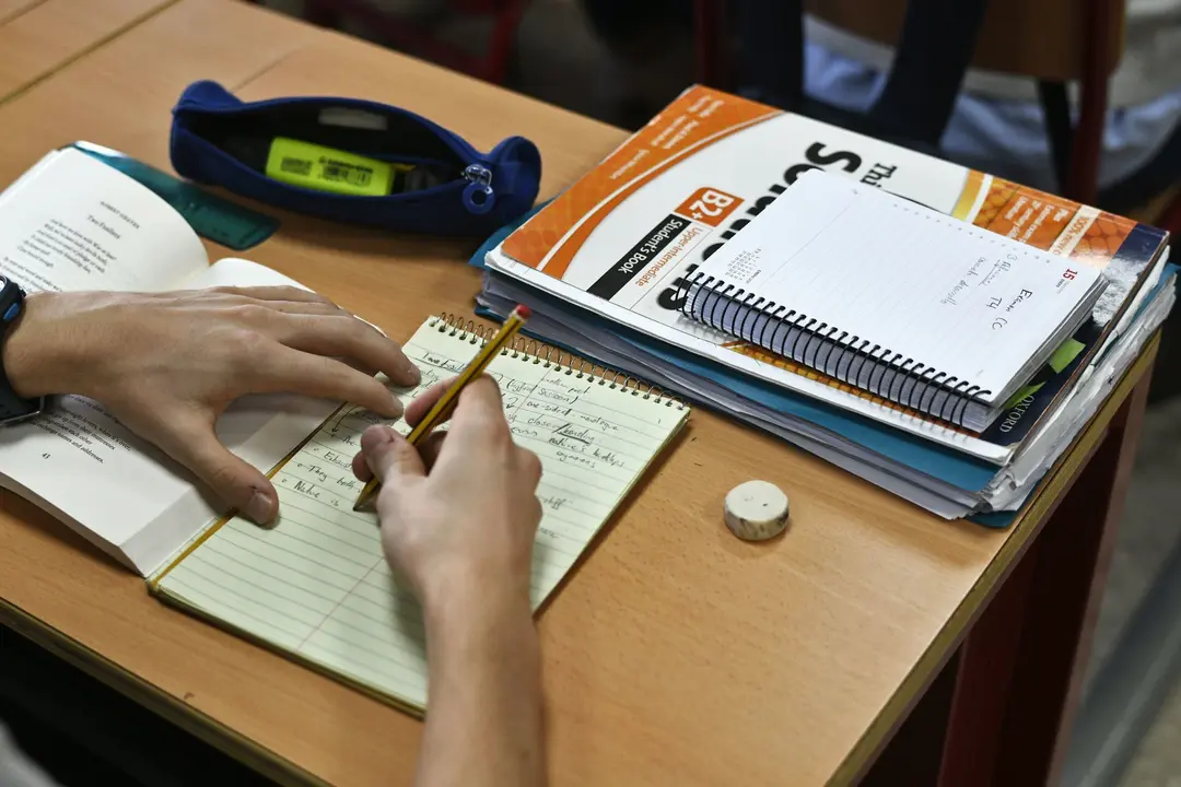 Un alumno de Bachillerato de Madrid realiza un ejercicio de ingl&eacute;s.