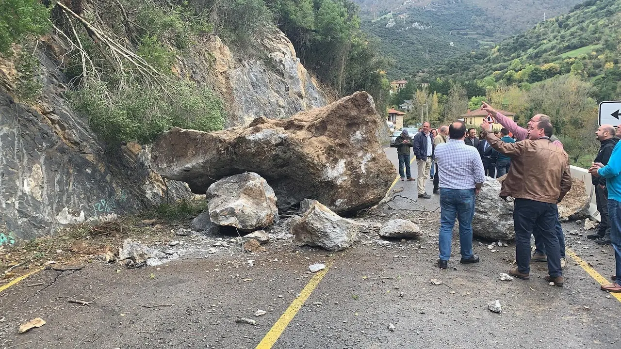 Un argayo corta el tr&aacute;fico en el Desfiladero de la Hermida y retiene a Revilla y candidatos del PRC el 10N