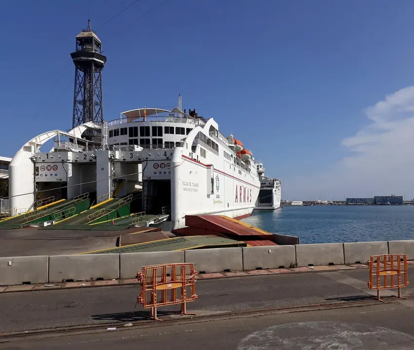 Barco de Balearia en la terminal de Cruceros del Puerto de Barcelona
