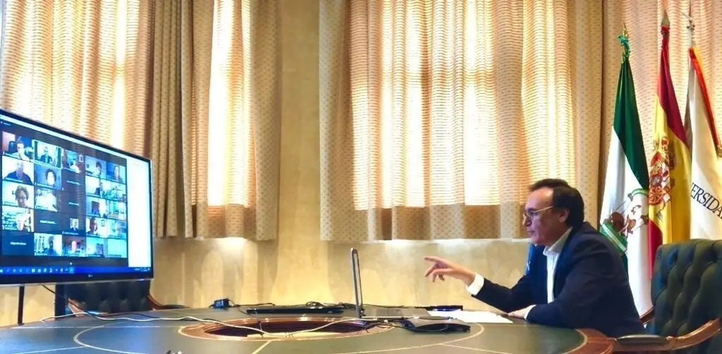 El presidente de CRUE y rector de la Universidad de C&oacute;rdoba, Jos&eacute; Carlos G&oacute;mez Villamandos, durante la primera asamblea general telem&aacute;tica de los rectores universitarios espa&ntilde;oles.